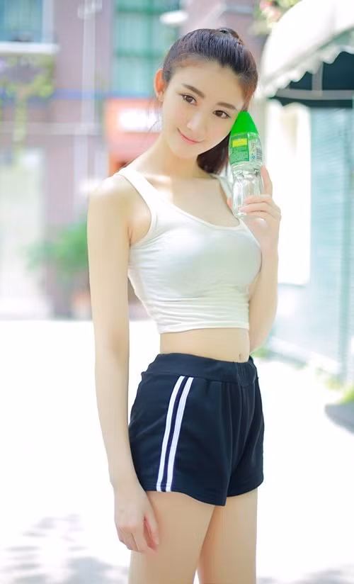 Xinh đẹp, tài năng lại sở hữu thân hình S-line chuẩn, Lâm Thấm Viên - nữ sinh đại học Điện ảnh Hồng Kông bất ngờ có được lượng người hâm mộ cực lớn.