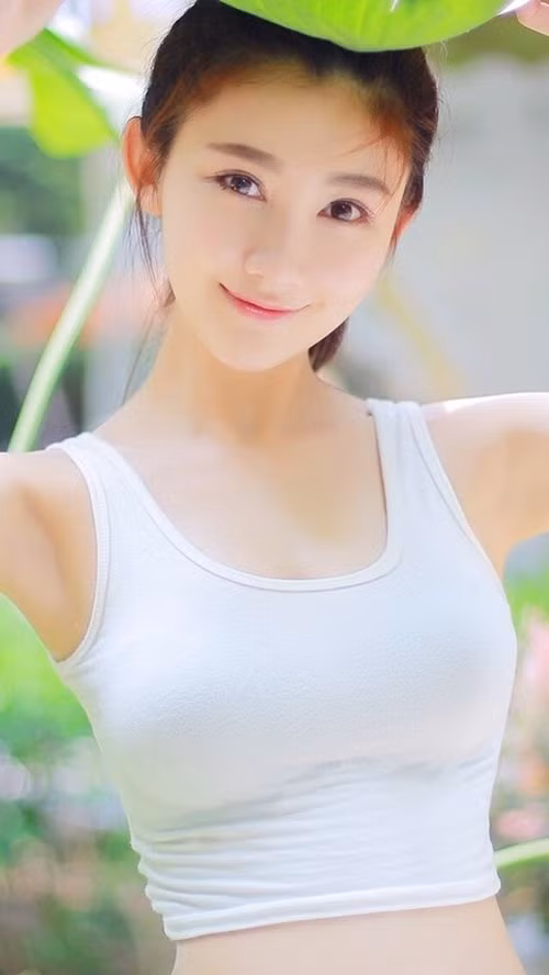 Lâm Thấm Viên được biết đến là một 9x tài năng xinh đẹp. Ngay từ khi mới nhập trường, cô đã nổi danh nhờ xinh đẹp, có kỹ năng diễn xuất rất khá.