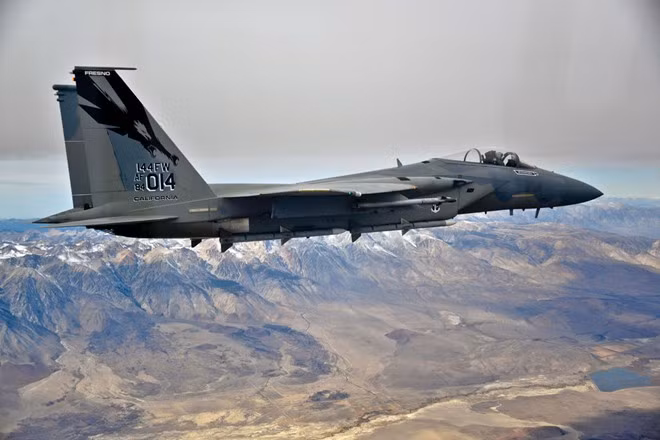 Boeing F-15C Eagle góp mặt trong biên chế Không quân Mỹ từ gần 40 năm trước và vẫn tiếp tục được sử dụng trong những thập niên tới. Trong những năm qua, Mỹ nhiều lần nâng cấp F-15 để giúp nó đáp ứng được yêu cầu chiến đấu. Dù khá cũ nhưng F-15 vẫn là một trong những máy bay chiến đấu tốt nhất của Không quân Mỹ. Xét tổng thể, F-15 chỉ thua kém các loại chiến đấu cơ thế hệ thứ 5 mà Lầu Năm Góc đang sử dụng.