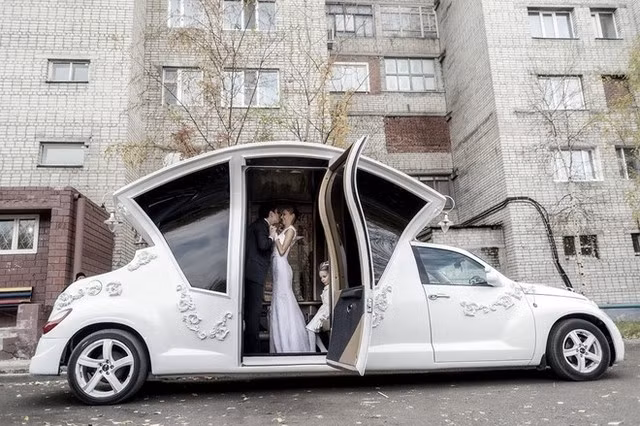PT Cruiser Wedding Limo được thiết kế theo phong cách xe ngựa. Ảnh: Huffingtonpost.