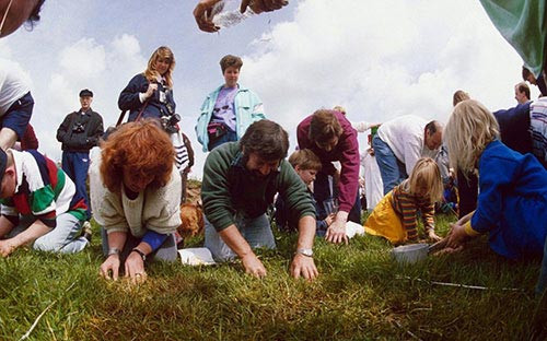 10. Cuộc thi bắt giun đất: Giải vô địch quốc tế “Thu hút giun đất” được tổ chức thường niên ở Wilaston (Cheshire, Anh) kể từ năm 1983. Các thí sinh sẽ phải vận dụng tất cả những phương pháp có thể để 'thuyết phục' giun đất bò ra ngoài. Kỷ lục thế giới hiện nay được một cô bé 10 tuổi lập vào năm 2009, với thành tích là 567 con giun.