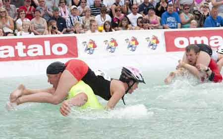 9. Cõng vợ chạy đua: Cuộc thi 'cõng vợ' có nguồn gốc từ Phần Lan, trong đó, những người chồng sẽ phải 'vác' vợ trên vai và chạy đua vượt chướng ngại vật. Đây là cuộc thi thường niên ở Sonkajarvi (Phần Lan), người thắng cuộc sẽ nhận được số bia tương đương cân nặng của bà vợ.