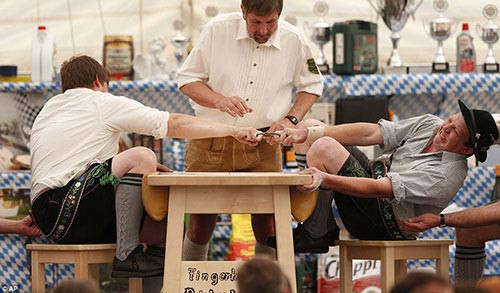 4.Vật ngón tay cái: Vật ngón tay cái ban đầu là một trò đùa nghịch của trẻ con nhưng sau đó đã được tổ chức thành một môn thể thao nghiêm túc dành cho người lớn. Luật chơi rất đơn giản, những thí sinh phù hợp về tuổi tác và cân nặng sẽ ngồi đối mặt và kéo ngón tay nhau thông qua một sợi dây tròn. Mặc dù môn thể thao này trông như một trò vui nhưng các thí sinh lại coi đây là cuộc thi vô cùng nghiêm túc. Môn thể thao này ra đời từ năm 1959 tại Đức và hiện nay, giải đấu quốc tế của nó được tổ chức tại Garmisch-Partenkirchen, Đức. Ngoài ra, một biến thể của vật ngón tay là vật ngón chân, tuy nhiên nó chưa có giải đấu quốc tế và cũng không được xếp vào thành một môn thể thao.