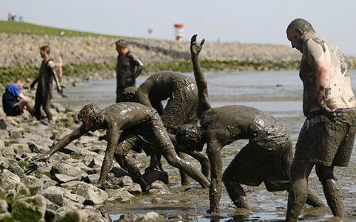 7. Thi đấu thể thao trên bùn: Cuộc thi này còn có tên gọi là Wattoluempiade, được tổ chức tại thành phố Brunsbuettel ở phía Bắc nước Đức. Hàng trăm người tham dự sẽ thi đấu bóng chuyền, bóng ném và nhiều môn thể thao khác trong một sân đấu đặc biệt – dòng sông bùn nhão Elbe. Đây là thế vận hội có từ những năm 1978.