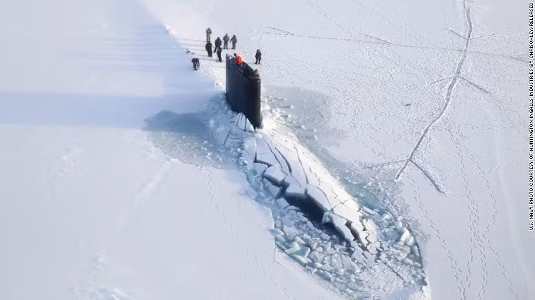 USS Hampton đội băng Bắc Cực nổi lên trong tháng 3/2014. Đây là tàu ngầm tấn công nhanh lớp Los Angeles. Nó sở hữu lò phản ứng hạt nhân S6G của tập đoàn General Electric, cho phép tàu hoạt động liên tục 30 năm mà không cần nạp nhiêu liệu.