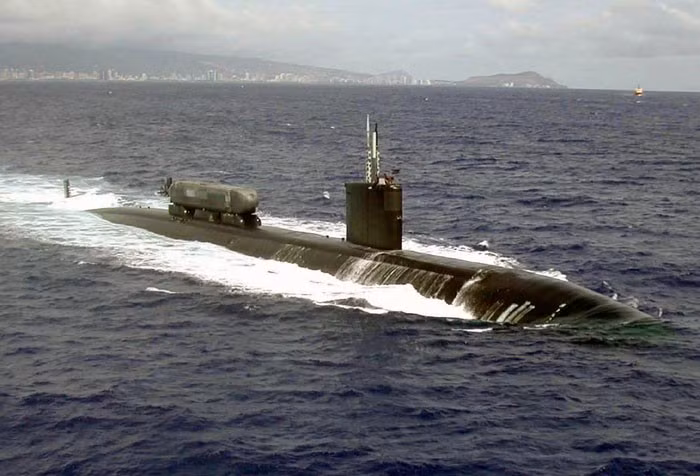 USS Greeneville (SSN-772), tàu ngầm khác thuộc lớp Los Angeles, rẽ sóng trên biển. Nó cõng trên lưng một tàu ngầm nhỏ hơn để phục vụ các nhiệm vụ tối mật của lực lượng Biệt kích Hải quân Mỹ.