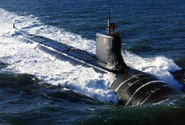 USS Seawolf (SSN-21) rẽ sóng trong lần thử nghiệm trên biển. Nó là tàu đầu tiên thuộc lớp tàu ngầm hạt nhân tấn công nhanh cùng tên của Hải quân Mỹ. Các tàu lớp Seawolf được chế tạo trong giai đoạn 1989 đến 2005 với 3 chiếc được hoàn thiện. 26 chiếc còn lại trong dự án đã bị hủy bỏ.