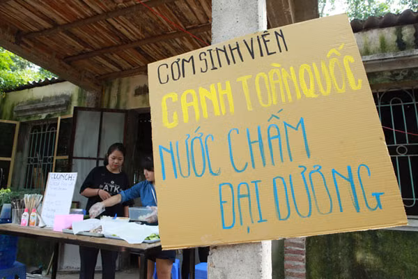 Những tấm biển hiệu với slogan cách điệu mang tới sự vui tươi, độc đáo cho người tham gia.