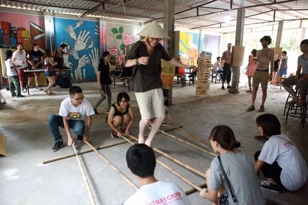 Các bạn trẻ người Việt Nam và nước ngoài cùng tham gia vào trò chơi nhảy sạp.