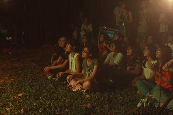 Tham gia và cổ vũ các tiết mục ca nhạc sôi động trên sân khấu ngoài trời.