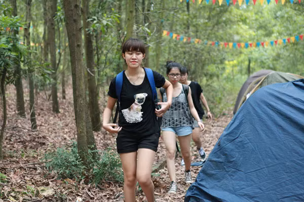 Các bạn trẻ sẽ bước vào một không gian được trang trí với đầy các chi tiết độc đáo và các món ăn đặc biệt gợi nhắc về một thời kì không thể quên của Việt Nam mang tên Bao cấp giữa không khí lễ hội náo nhiệt và sôi động.