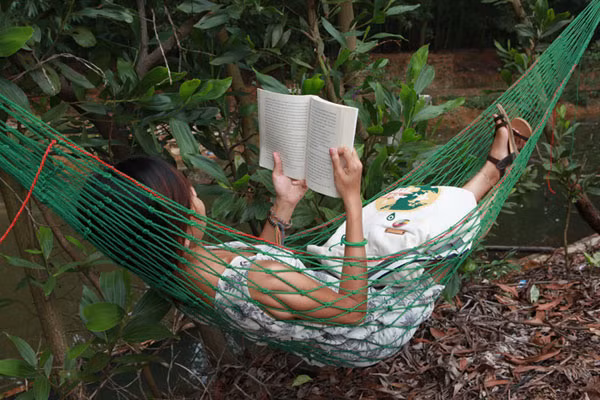 Hoặc tìm một góc yên tĩnh mắc võng nằm đọc sách.