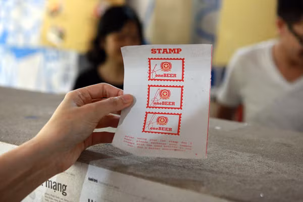 Những cuốn Sổ gạo có in tem phiếu bên trong được dùng để mua đồ ăn, nước uống... trong lễ hội. Mỗi lần khách mua hàng, người bán hàng sẽ dùng bút đánh dấu lên tem để biết tem nào đã sử dụng.