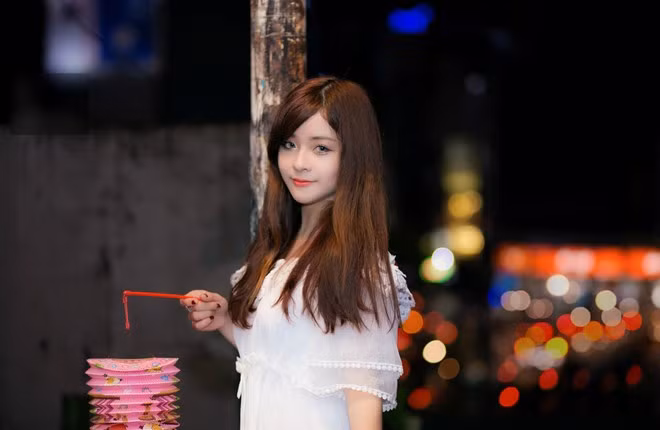 "Thường các trẻ sẽ đến phố lồng đèn ở quận 5, TP HCM để chụp ảnh vào dịp này. Tuy nhiên, có nhiều vấn đề xảy ra như tình trạng đông đúc, chen lấn, chưa kể các tiểu thương tại đây treo bảng "cấm chụp ảnh", thành viên nhóm BB&amp;BG cho biết.