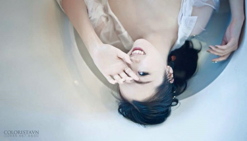  Hot girl thủ khoa ĐH Sân khấu điện ảnh Hồng Lê chia sẻ, nghệ thuật là ước mơ từ ngày còn bé xíu. Từ khi học mẫu giáo, cô đã mê phim truyền hình thay vì xem phim hoạt hình như bạn bè đồng trang lứa. Rồi bắt chước khóc cười đi đứng giống các diễn viên trong phim nhiều khi làm cả nhà cười một trận hết hơi.