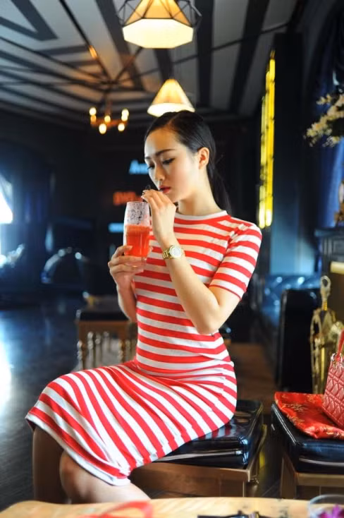 Hồng Lê luôn cảm thấy may mắn vì mình tự lập sớm và cũng chính nhờ đó mà đến nay cô nàng sở hữu riêng cho mình một cửa hàng quần áo, một xưởng may thiết kế riêng. Từ đó, tạo ra một khoản thu rất ổn hàng tháng. Ngoài ra, cô bạn Hồng Lê bật mí, sẽ cố gắng làm việc nhiều hơn nữa để có tiền mua nhà, đón bố mẹ xuống ở cùng.