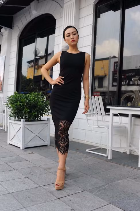 Bên cạnh đó, cô bạn quyết định gắn bó với Hà Nội thay vì chạy theo “miền đất hứa” Sài Gòn- nơi có nhiều điều kiện thuận lợi hơn cho các hoạt động nghệ thuật. Và vì “không muốn trở thành một nghệ sĩ nghèo”, Hồng Lê đã bước vào kinh doanh.