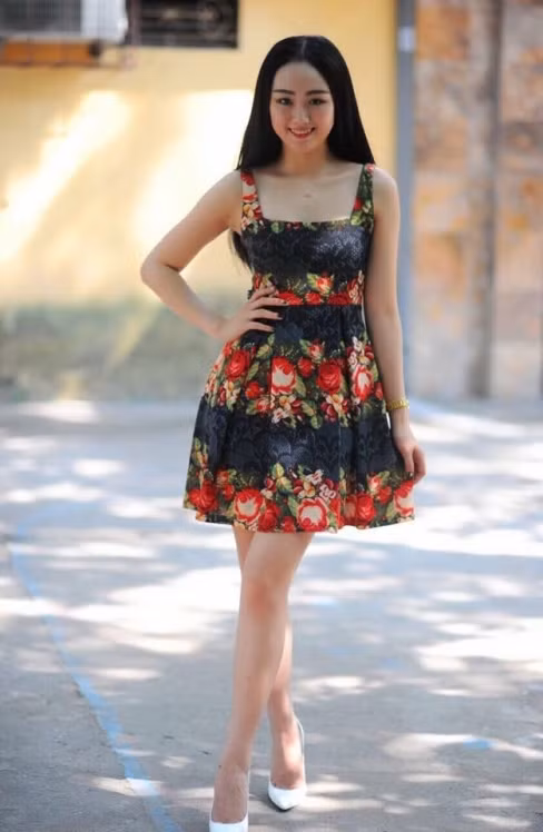 Cho đến khi tình cờ Hồng Lê nhận được một lời mời thủ vai chính trong phim ngắn dự thi. Mất trắng hai đêm và ốm mấy ngày sau mới hoàn thành được một phim dài 10 phút! Cô bạn cho rằng “dường như may mắn đã ưu ái đến với mình khi bộ phim này lọt top 4 đề cử trao giải, riêng mình thì ẵm danh hiệu "nữ diễn viên chính xuất sắc nhất". Đến bây giờ cảm xúc của mình vẫn cứ lâng lâng sung sướng lắm!”. Tuy nhiên, mọi người có thể hiểu rằng đó không hẳn là may mắn mà đó là sự nỗ lực không ngừng nghỉ và cháy hết mình cho nghệ thuật của Hồng Lê.