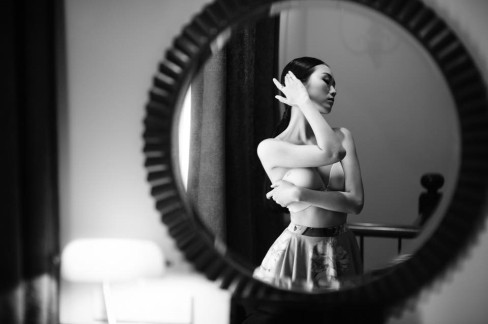 Tuy nhiên, nói về những dự định sắp tới, Hồng Lê quả quyết: “Trước mắt, Lê sẽ cố gắng hoàn thành tốt nhiệm vụ học tập rồi mới tính tiếp chuyện tương lai”. Nói thêm rằng, với thành tích đáng nể trong học tập cộng thêm sự năng nổ, nhiệt tình Hồng Lê từng là ủy viên BCH đoàn khoa Sân khấu.