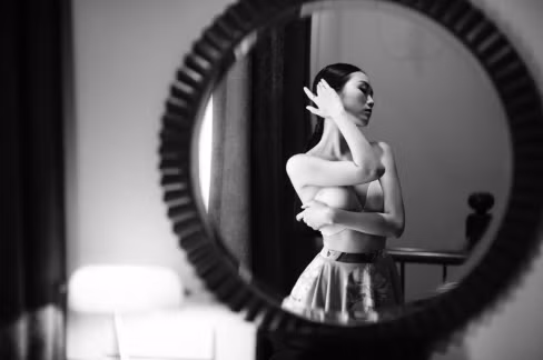 Tuy nhiên, nói về những dự định sắp tới, Hồng Lê quả quyết: “Trước mắt, Lê sẽ cố gắng hoàn thành tốt nhiệm vụ học tập rồi mới tính tiếp chuyện tương lai”. Nói thêm rằng, với thành tích đáng nể trong học tập cộng thêm sự năng nổ, nhiệt tình Hồng Lê từng là ủy viên BCH đoàn khoa Sân khấu.