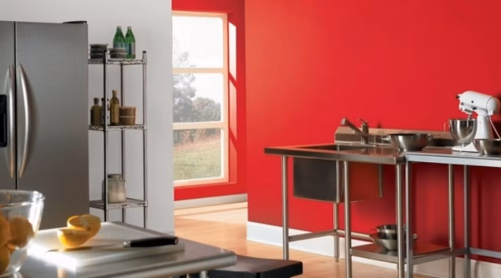 Nói về nhà cửa, nếu sơn quá nhiều màu đỏ sẽ tạo áp lực lớn cho mắt, khiến con người dễ nổi nóng. Do vậy, màu đỏ chỉ có thể dùng để điểm xuyết chứ không thể dùng làm màu chủ đạo. Cần chú ý rằng, trong đền miếu thờ Phật thì cách dùng màu đỏ lại khác.