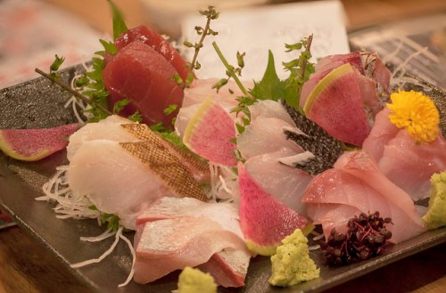 Cá: Cá giàu nguồn vitamin, khoáng chất và đặc biệt là vitamin B, CA, D,E, K. Canxi, sắt, magie và phốt pho. Những khoáng chất này thúc đẩy sự thay đổi màu sắc trong mắt. Chính vì thế muốn mắt to và sáng hơn thì nên thường xuyên ăn cá thay vì phải đeo lens.