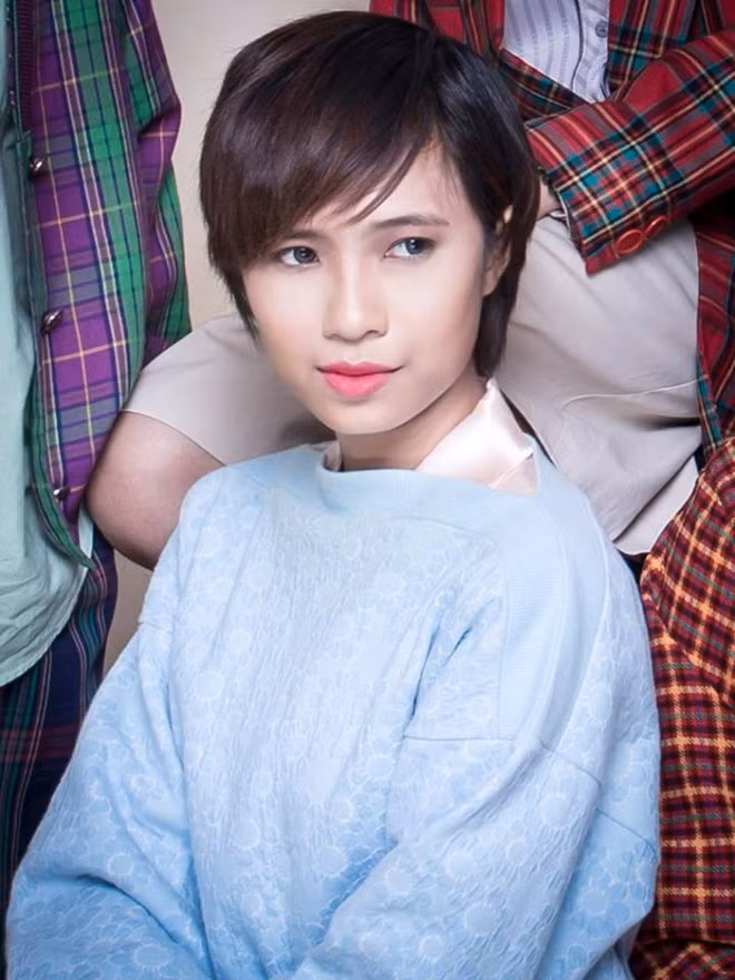 Tơ Nguyễn (nhóm DAMtv) tiết lộ, cô khá nóng tính và thích ngồi chồm hổm, gác chân lên ghế. Cô chia sẻ: "Tính mình phóng khoáng, thường không để ý nhiều. Đây là cách đùa vui với bạn bè thân thiết. Tuy nhiên, đôi khi vô tư quá khiến mình bị nhận xét là vô duyên. Vì vậy, mình đang hạn chế thói quen này". Ảnh: FBNV.