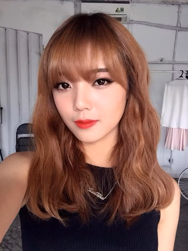 Giống như Ngọc Thảo, cô em út xinh đẹp nhóm BB&amp;BG - Lâm Á Hân - cũng có tật xấu là mê ăn uống. hot girl 9X chia sẻ: "Nhỏ con nhưng mình là đứa ăn nhiều nhất nhóm. Trừ những đồ có vị đắng, món nào cũng là sở trường của mình. Nhiều người chứng kiến mình ăn còn thấy sợ". Ảnh: FBNV.