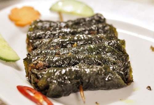 Ngoài món bún ốc trứ danh, buổi trưa, nhà hàng còn phục vụ thêm các món khác từ ốc vô cùng hấp dẫn như: chả ốc, nem ốc và lẩu ốc.