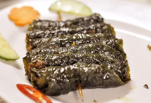 Ngoài món bún ốc trứ danh, buổi trưa, nhà hàng còn phục vụ thêm các món khác từ ốc vô cùng hấp dẫn như: chả ốc, nem ốc và lẩu ốc.