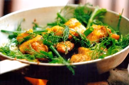 1. Chả cá Lã Vọng. Hà Nội ngày nay có rất nhiều quán ngon Hà Nội phục vụ món chả cá. Tuy nhiên, nơi làm nên tên tuổi của món ăn này chính là nhà hàng Lã Vọng.