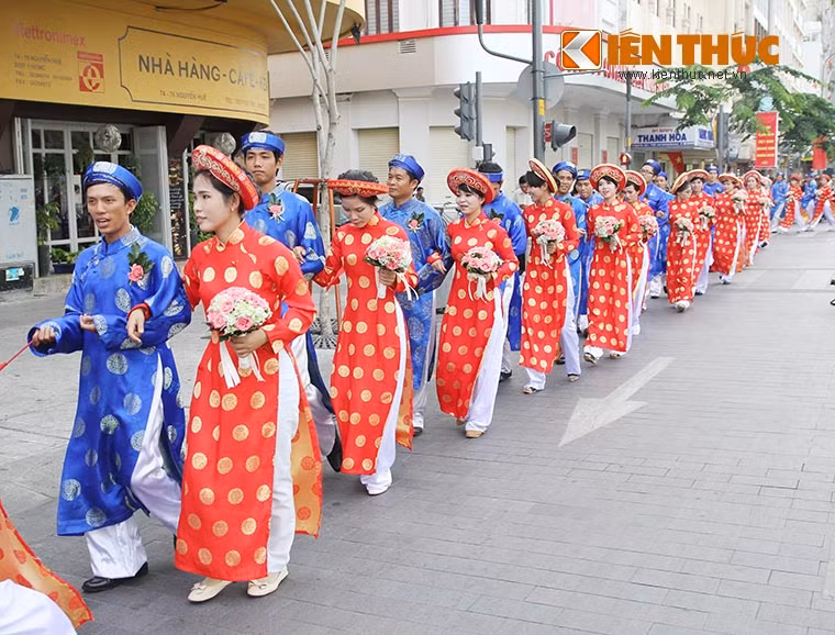 Đi dạo quanh phố đi bộ Nguyễn Huệ để chào mừng 70 năm Quốc khánh nước CHXHCN Việt Nam.