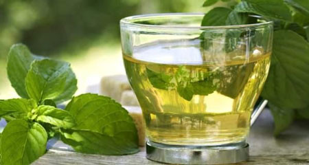 2. Làm cho việc hấp thụ sắt khó khăn hơn. Ngoài trà xanh, nhiều loại trà thảo dược khác nếu uống quá nhiều sẽ cản trở sự hấp thụ sắt bởi các tế bào máu và làm cho quá trình này trở lên khó khăn hơn.