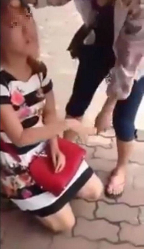 Thieu nu xinh dep bi danh ghen bat quy goi giua duong