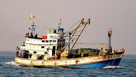 Bat 3 tau Thai Lan danh bat trai phep tren bien Viet Nam