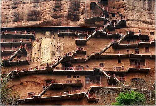 Hang đá Mạch Tĩnh Sơn (Trung Quốc): Là quần thể hang động được đục vào vách đá tạo thành những bức tượng phật và bức họa vô giá về phật giáo Trung Hoa. Được xây dựng ở độ cao 30 – 70 m tính từ mặt đất, một trong những công trình trên vách núi dựng đứng này gồm 3 bức tượng phật lớn và cầu thang gỗ được nối liền với cổng vào hang động, nay đã được thay thế bằng vật liệu kim loại.
