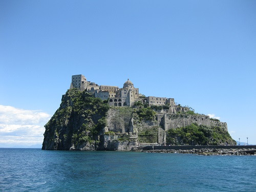 Lâu đài Aragonese (Italia): Lâu đài Aragonese là một pháo đài cổ được xây dựng từ thế kỷ 14 đến 17 , trên một tảng đá núi lửa bốn bể là biển nước bao quanh. Chúng được ngụy trang hoàn hảo với những khối đá sẫm hình răng cưa, đồng thời tạo thành một khu vườn kín với những ngõ nhỏ quang co đầy hấp dẫn.