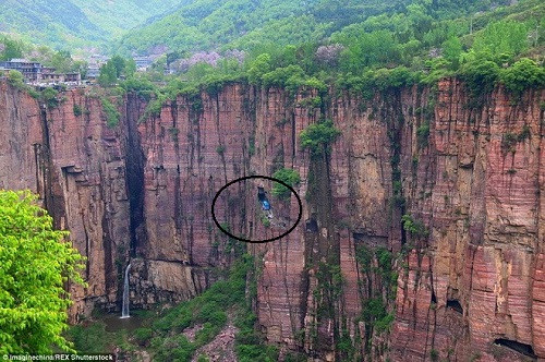 Đường hầm xuyên vách đá (Trung Quốc): Đường hầm này dài 1,2km xuyên qua vách đá, được đào trong vòng 5 năm để thuận tiện cho người dân vùng núi đi lại. Du khách tới đây có thể trải nghiệm cảm giác leo cầu thang ở độ cao 90 m và nếm mùi "gió quất vào mặt" từ trên đỉnh núi.