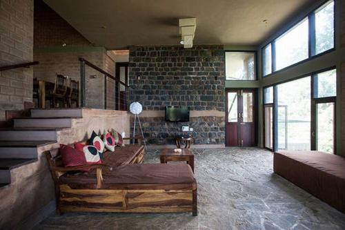 Ngôi nhà nằm gần một thác nước và cung cấp tầm nhìn tuyệt vời của cảnh quan thung lũng.