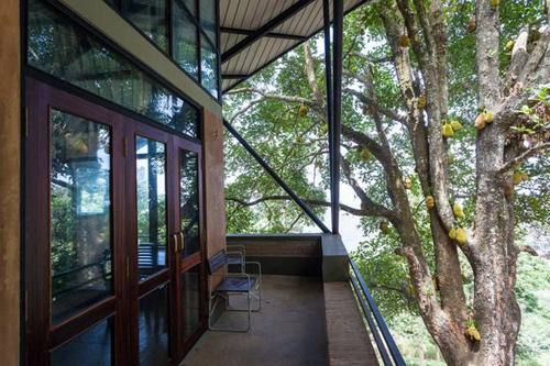 Ngôi nhà nằm gần một thác nước và cung cấp tầm nhìn tuyệt vời của cảnh quan thung lũng trong bối cảnh của núi. Con đường đất quanh co được sử dụng làm lối đi để tiếp cận các địa điểm khác nhau một cách dễ dàng. Tất cả các phòng đều có tầm nhìn tuyệt vời hướng tới cảnh quan thiên nhiên.