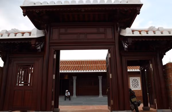 Cổng vào bằng gỗ.