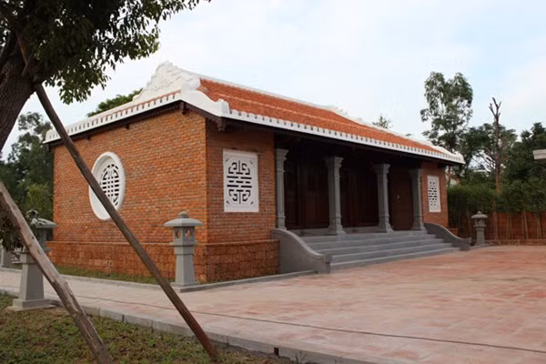 Khu lưu niệm bao gồm nhà lưu niệm, nơi trưng bày hình ảnh, tư liệu về ông Nguyễn Bá Thanh từ thời kỳ hoạt động cách mạng cho đến khi đảm nhiệm chức vụ Trưởng ban Nội chính trung ương.