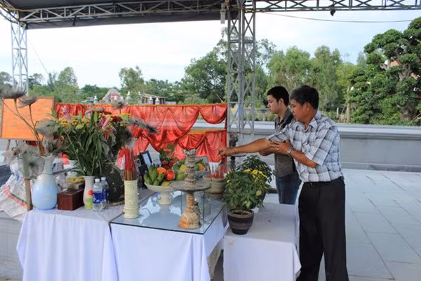 Hằng ngày, người dân vẫn đến thắp hương tưởng nhớ ông Nguyễn Bá Thanh, cố Bí thư Thành ủy Đà Nẵng, người có dấu ấn lớn trong việc xây dựng và phát triển đô thị Đà Nẵng.