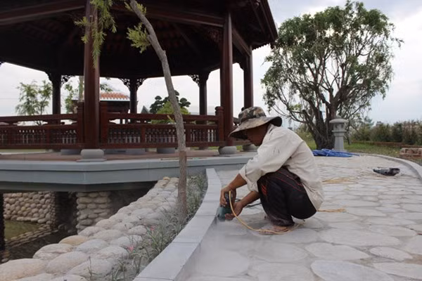 Những người thợ đang hoàn thành công đoạn cuối.