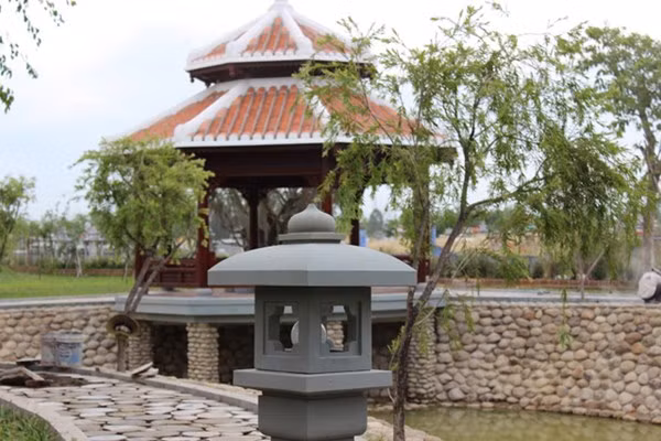 Không gian trong khu lưu niệm được bố trí một cách nhẹ nhàng hòa quyện vào thiên nhiên, cây cỏ.