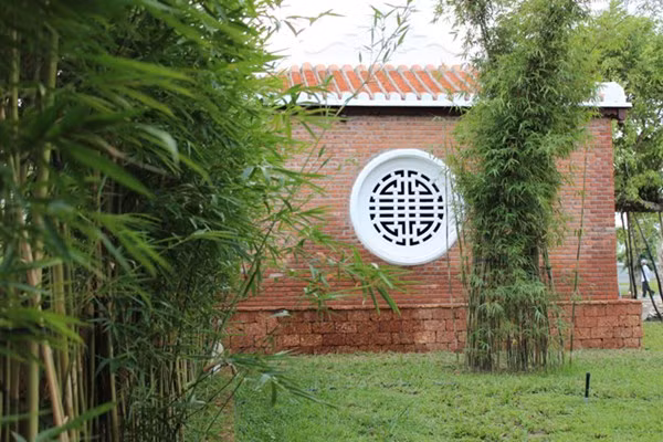 Cảnh trí bên trong khu lưu niệm.