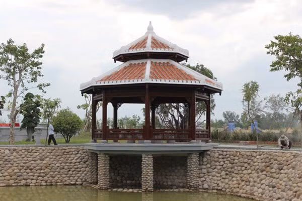 Nhà bát giác cho người thăm viếng nghỉ ngơi ngắm cảnh.