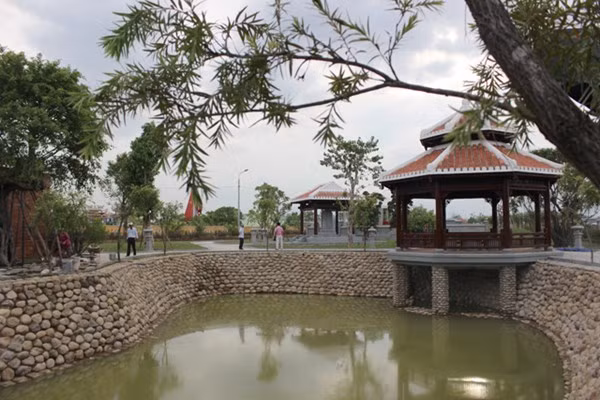 Hồ nước trong khu lưu niệm với những cây liễu rũ.