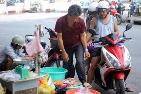 Một vài hàng rong vỉa hè bán côn trùng đã tạo nên một khu chợ đặc trưng như thế, theo cái cách mà người dân ở đây đã nói: Sẽ thật thiếu vắng nếu không bắt đầu một ngày mới với tiếng ve, tiếng dế, tiếng chim hót lanh lảnh để ở một khoảng khắc nào đó họ đã có thể quên đi tiếng còi xe ở chốn thành thị xô bồ này.