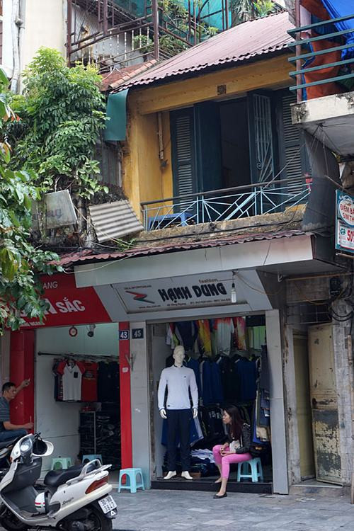 Kiến trúc mặt tiền của cửa hiệu thời trang mặt phố Hàng Ngang giống như 2 khối nhà khác biệt đặt trồng lên nhau.